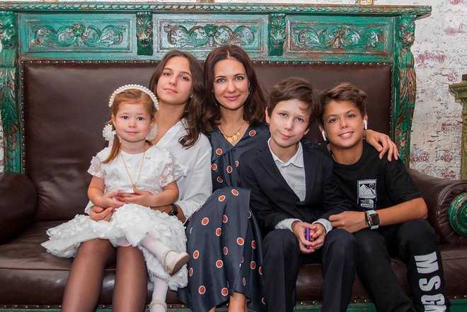 «Подросли мои птенчики»: актриса Екатерина Климова показала редкие фото со всеми детьми