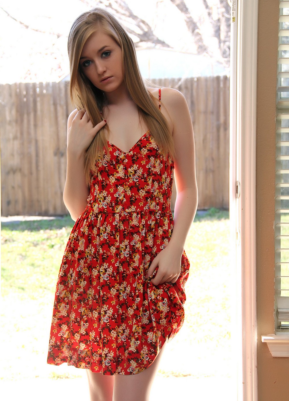 Красивые девушки в летних платьях