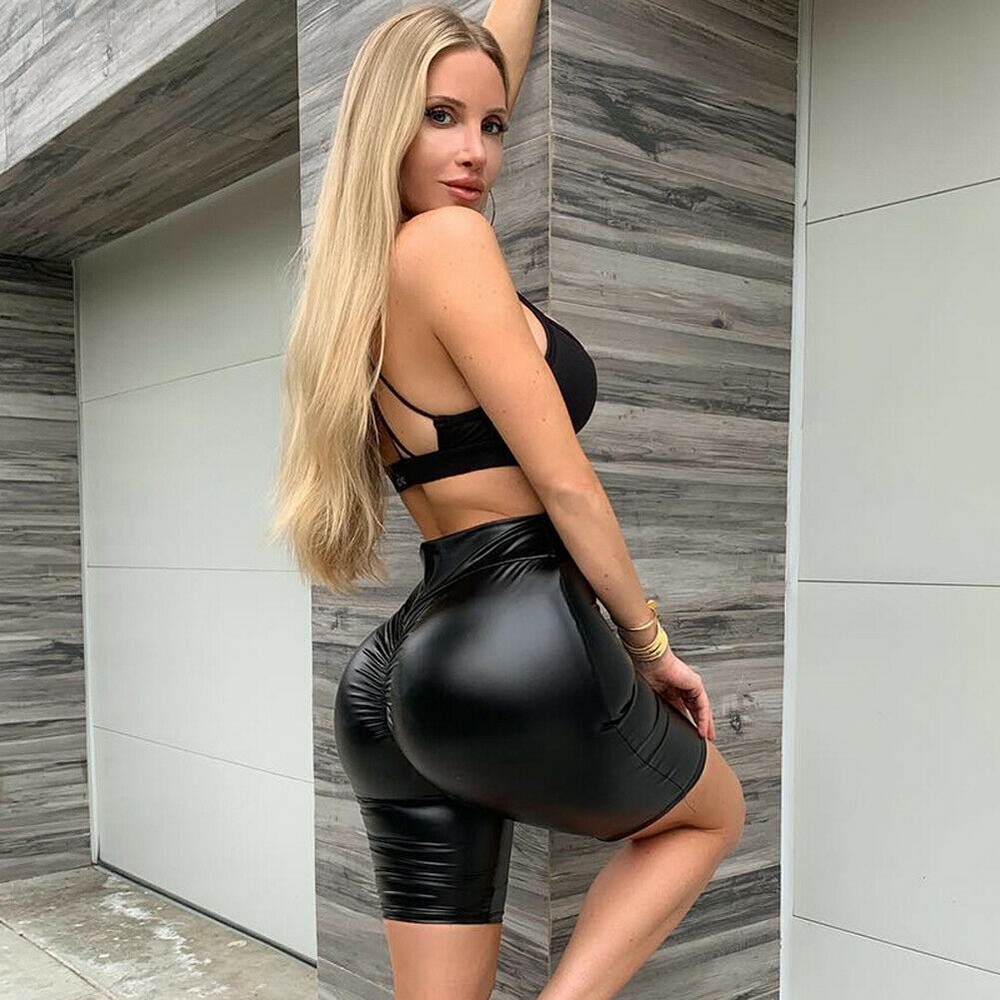 Красивые девушки в одежде из латекса