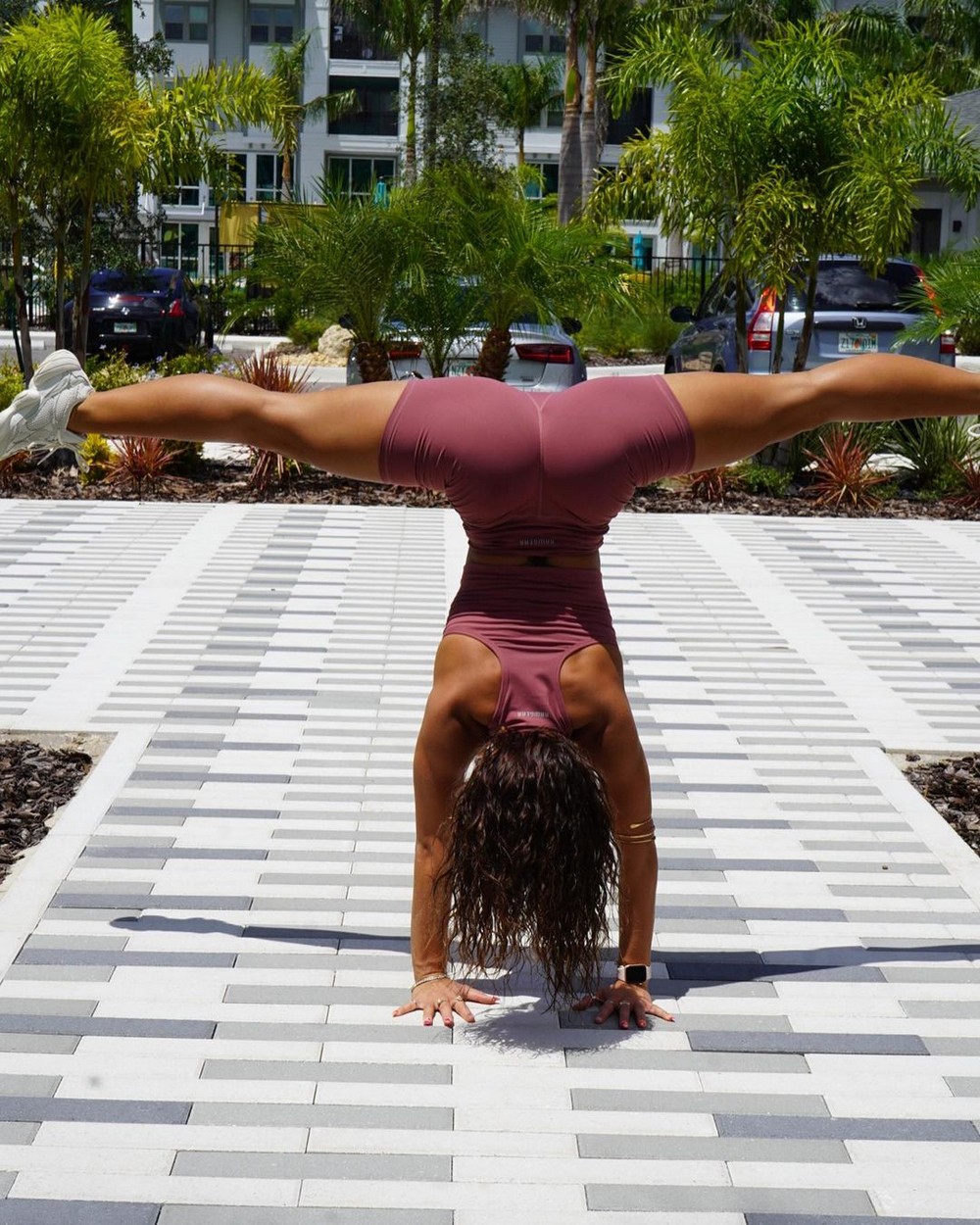 Красивые и гибкие девушки