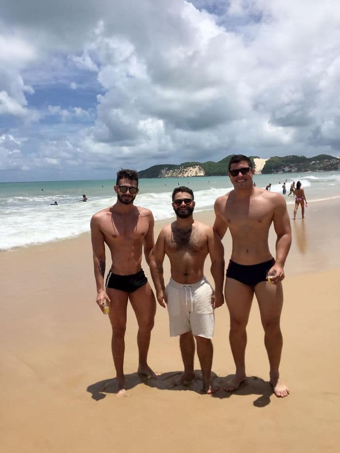 трое парней на пляже