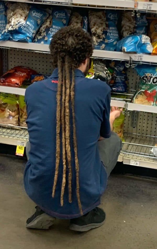 мужчина с дредами в супермаркете