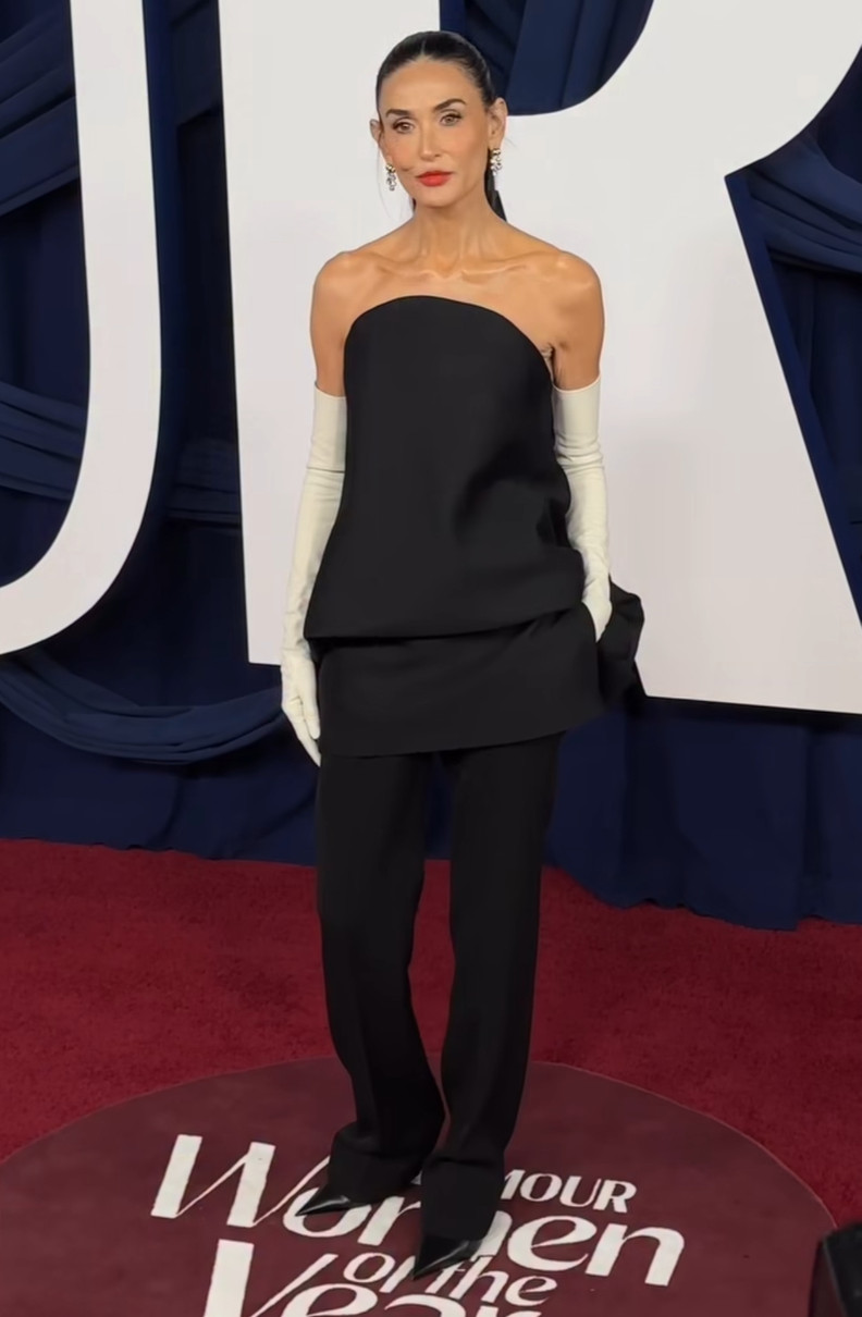 Демі Мур показалася в асиметричному топі з оголеними плечима