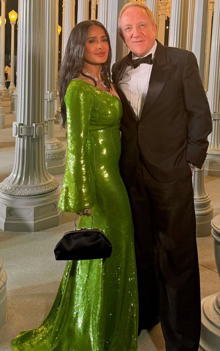 Сальма Хаєк у блискучій декольтованій сукні попозувала з чоловіком на івенті