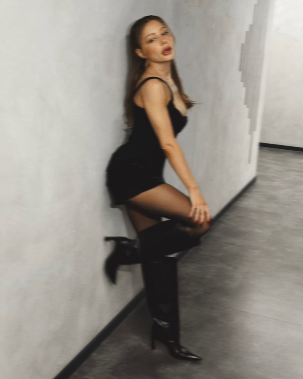 Тіна Кароль у міні попритулялася до стіни і блиснула ногами