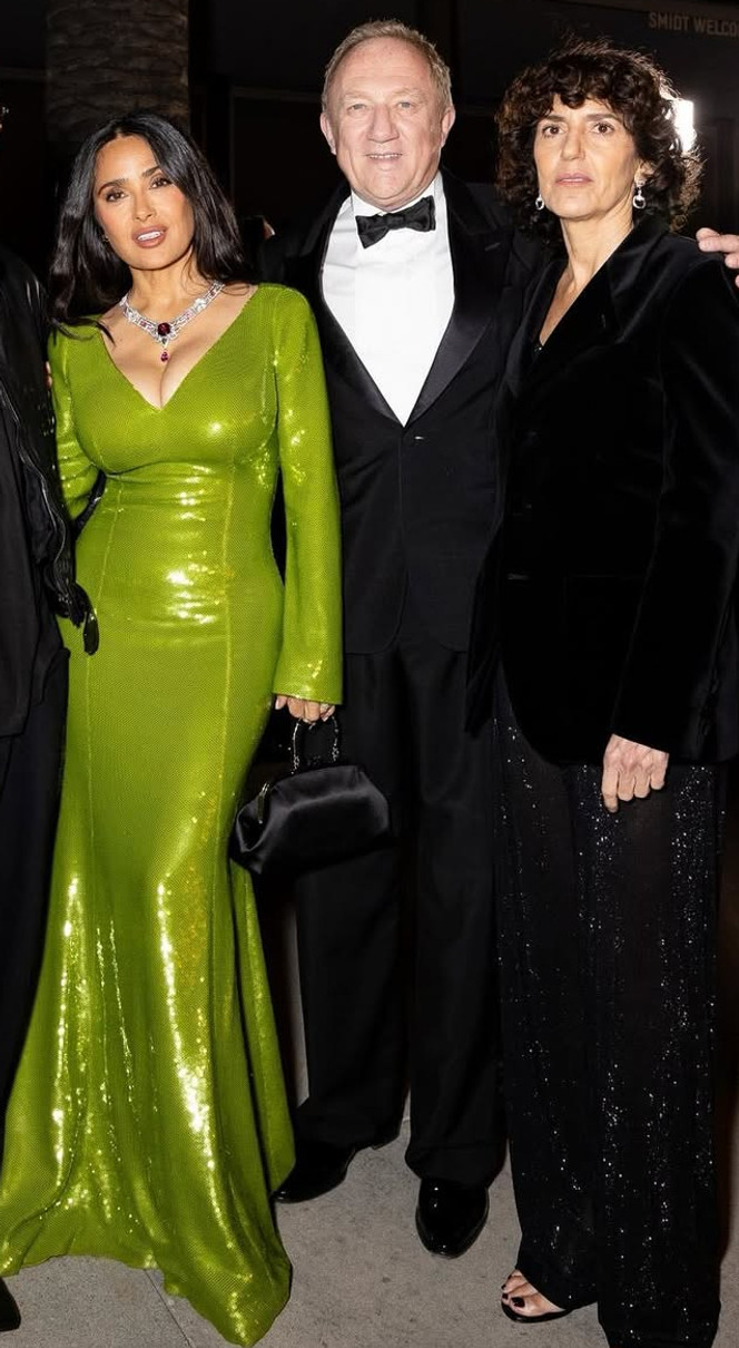 Сальма Хаєк у силуетній сукні з блискітками посвітила декольте поруч з чоловіком