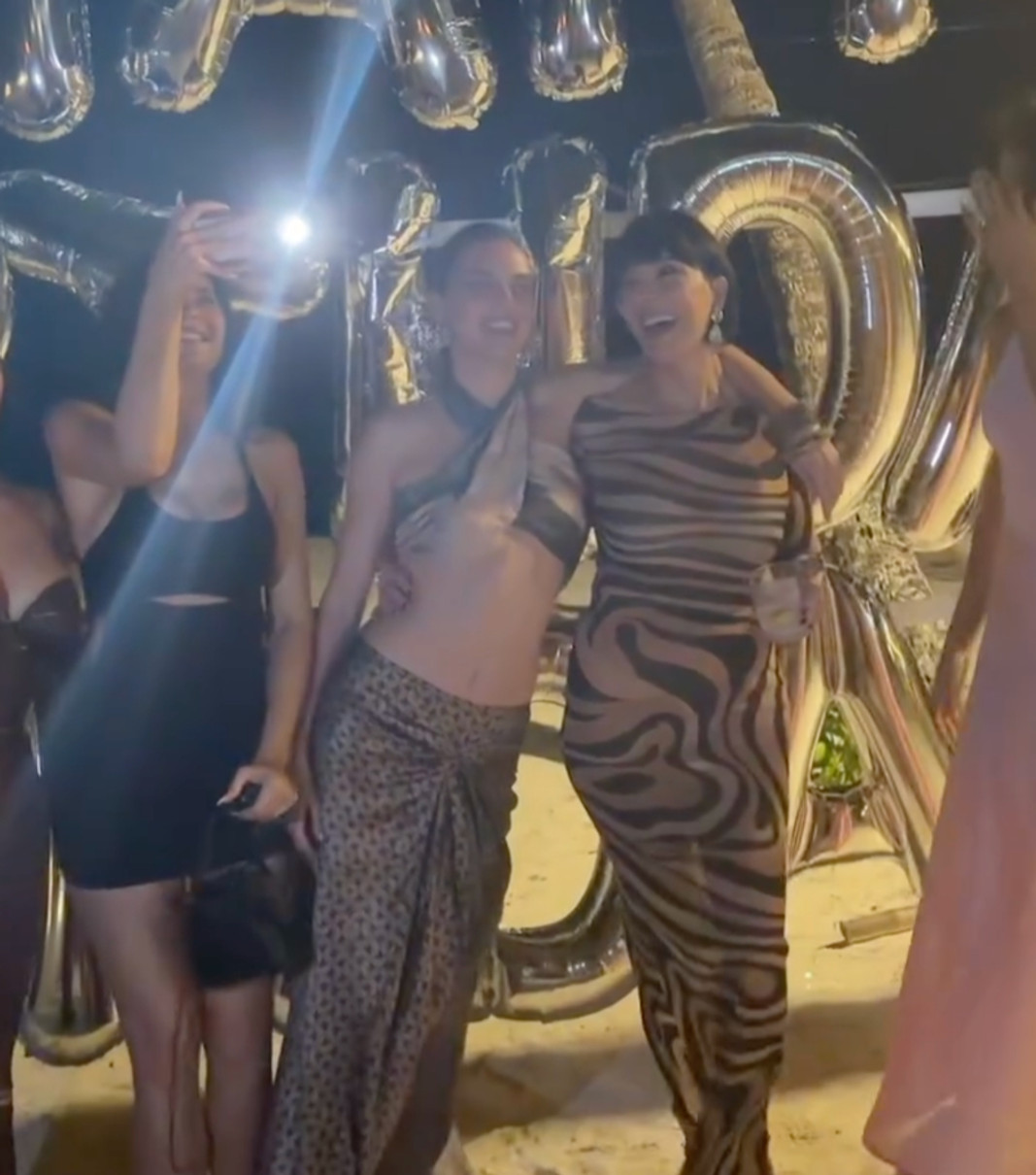 Кардашян і Дженнер у сексі луках попозувала на вечірці сестри