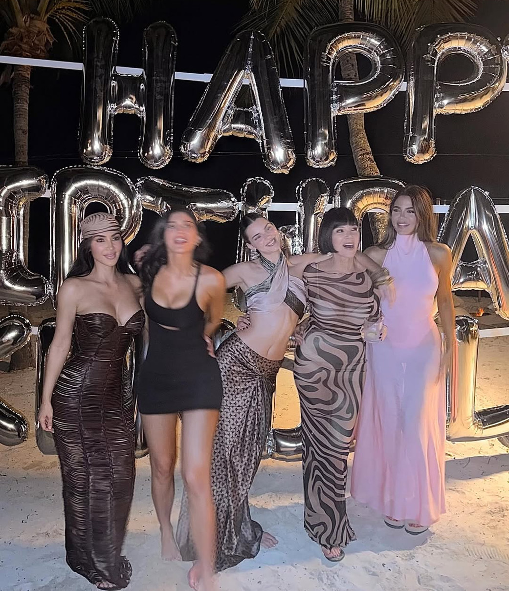 Сестри Кардашян і Дженнер зібралися разом привітати Кендалл Дженнер