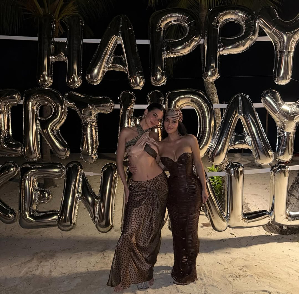 Кім Кардашян обійняла Кендалл Дженнер у сексі луці на її 30-річчі