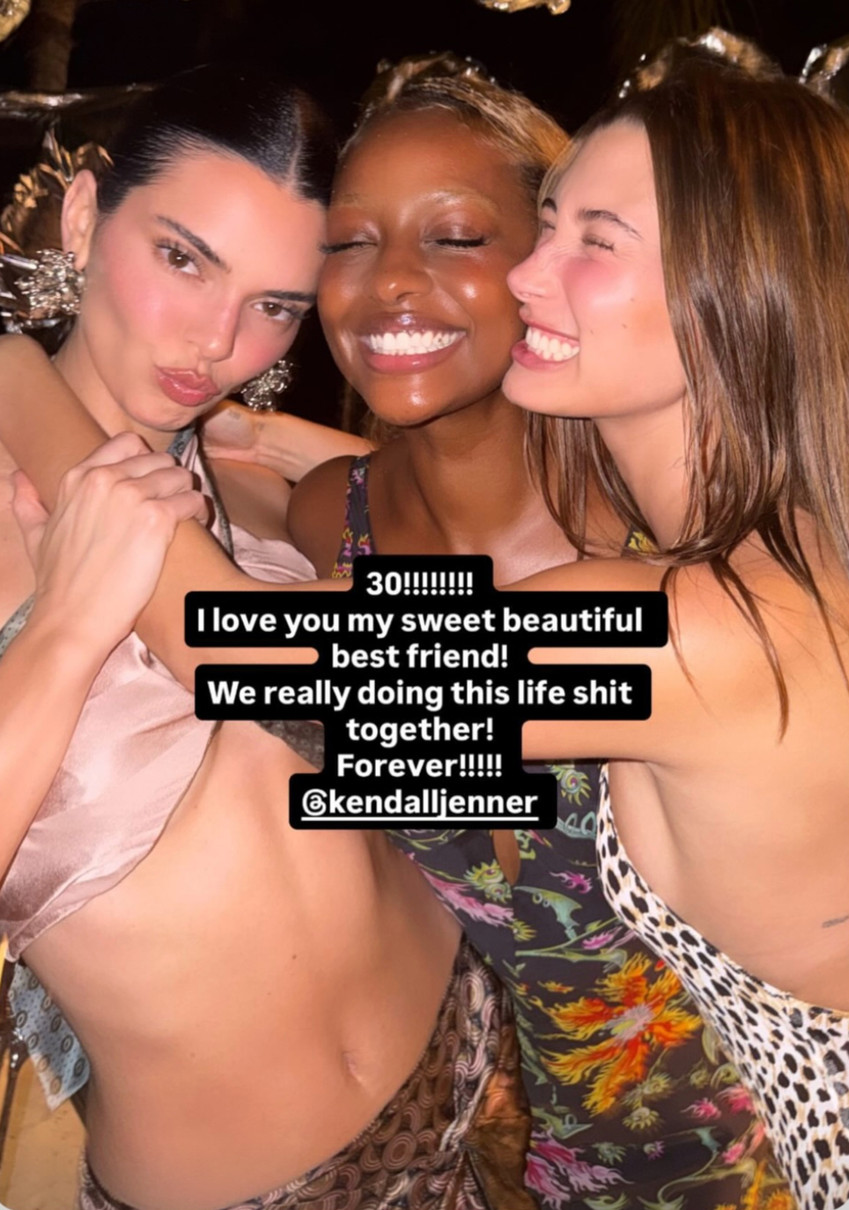 Хейлі Бібер обійняла Кендалл Дженнер на її 30-річчі
