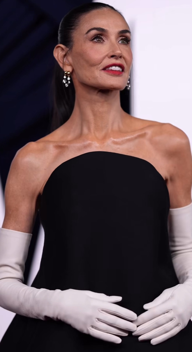 Демі Мур в асиметричному топі з голими плечима попозувала на хіднику