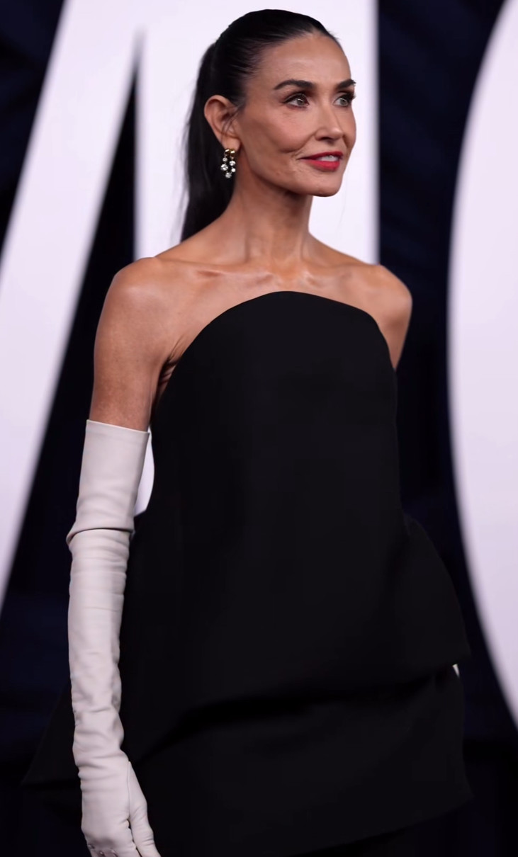 Демі Мур з голими плечима покрасувалася на церемонії Жінка року